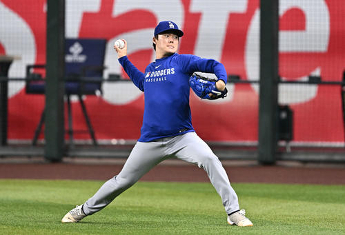 ダイヤモンドバックス対ドジャース　試合前練習で調整するドジャース山本（撮影・滝沢徹郎）