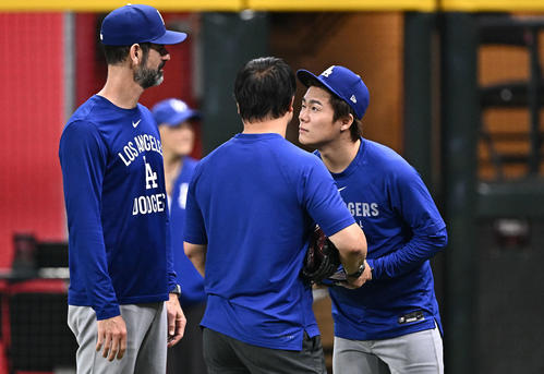 ダイヤモンドバックス対ドジャース　試合前練習でスタッフと談笑するドジャース山本（右）はおどける（撮影・滝沢徹郎）