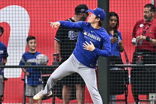 ダイヤモンドバックス対ドジャース　試合前練習で調整するドジャース山本（撮影・滝沢徹郎）