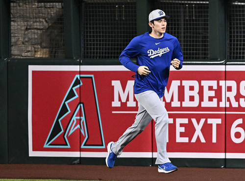 ダイヤモンドバックス対ドジャース　試合前練習で調整するドジャース佐々木（撮影・滝沢徹郎）