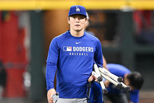 ダイヤモンドバックス対ドジャース　試合前練習を終え引き揚げるドジャース山本（撮影・滝沢徹郎）