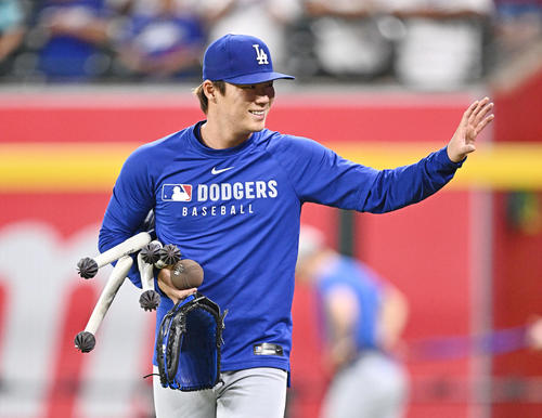 ダイヤモンドバックス対ドジャース　試合前練習を終えたドジャース山本はファンに手を振り引き上げる（撮影・滝沢徹郎）