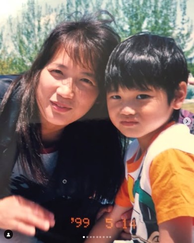 MLB公式インスタグラムにアップされた、幼少期の大谷翔平と母加代子さんの写真