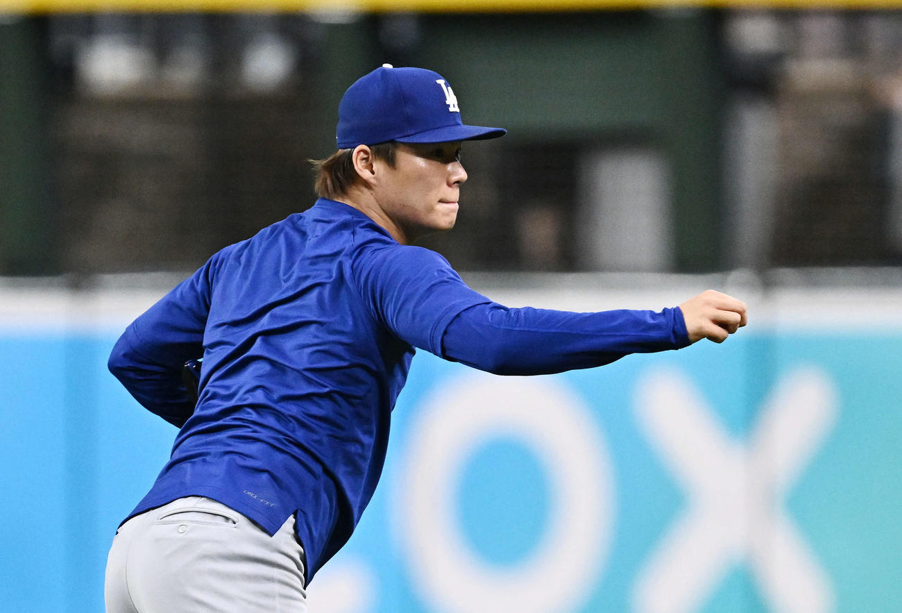 ダイヤモンドバックス対ドジャース　試合前練習のキャッチボールで調整するドジャース山本（撮影・滝沢徹郎）