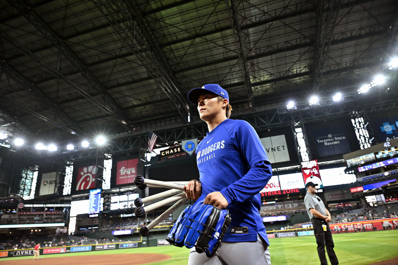 ダイヤモンドバックス対ドジャース　試合前練習を終え引き揚げるドジャース山本（撮影・滝沢徹郎）