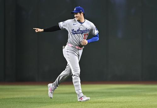 大谷翔平 「母の日」にベルト、スパイク、バットと「ピンクづくめ」で