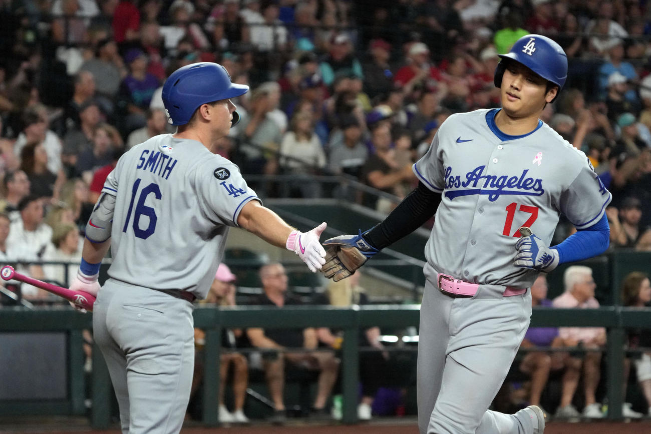 ドジャース大谷翔平（右）はダイヤモンドバックス戦5回表、得点後にスミスとタッチ（ロイター）