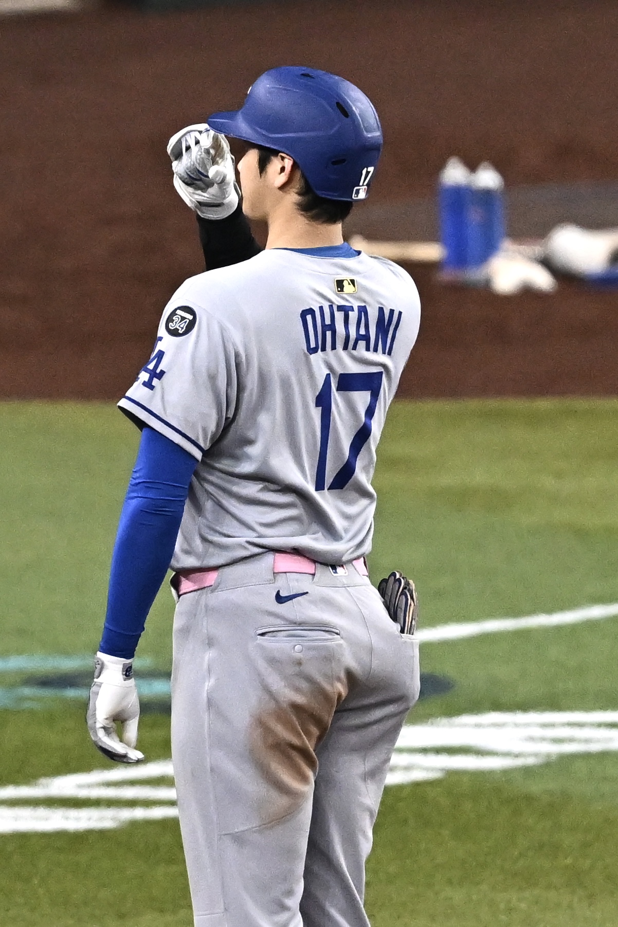 ダイヤモンドバックス対ドジャース　6回表ドジャース2死三塁、右前適時打を放った大谷はデコルテポーズを決める（撮影・滝沢徹郎）　