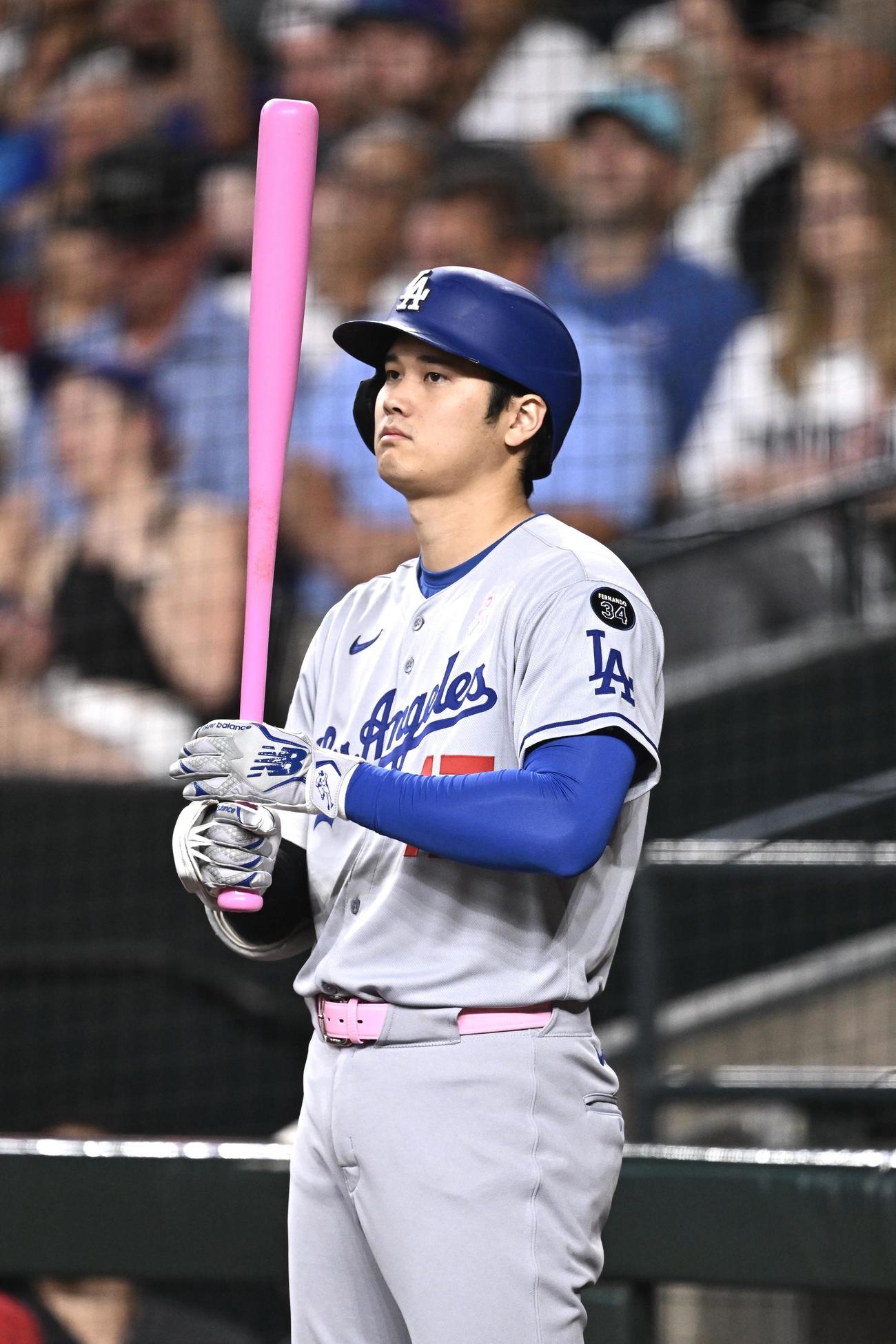 ダイヤモンドバックス対ドジャース　2回表、ピンク色のバットを手に打席を待つ大谷（撮影・滝沢徹郎）