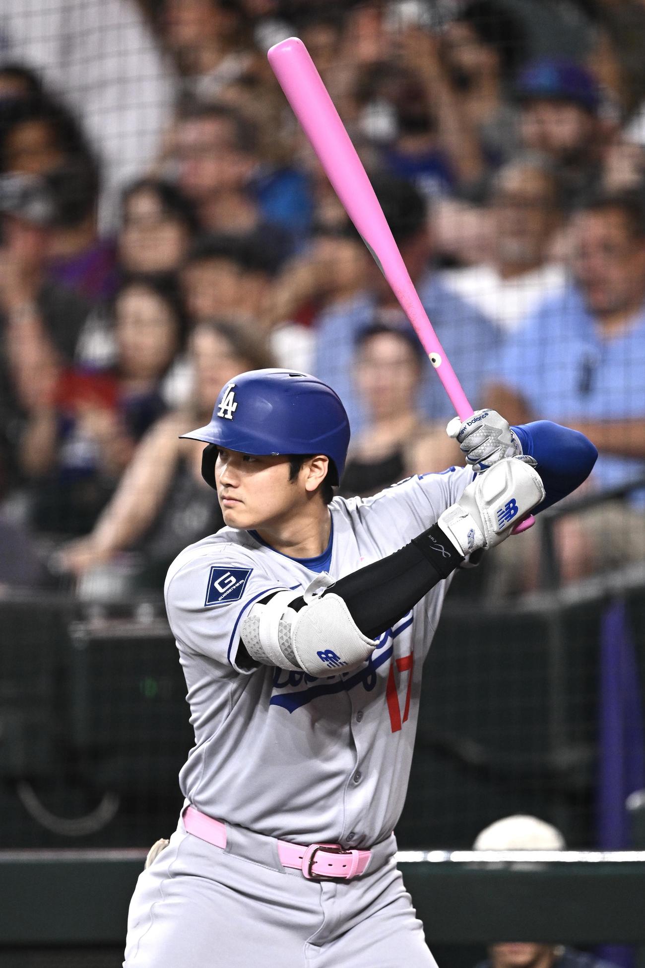 ダイヤモンドバックス対ドジャース　2回表、ピンク色のバットを手に打席を待つ大谷（撮影・滝沢徹郎）