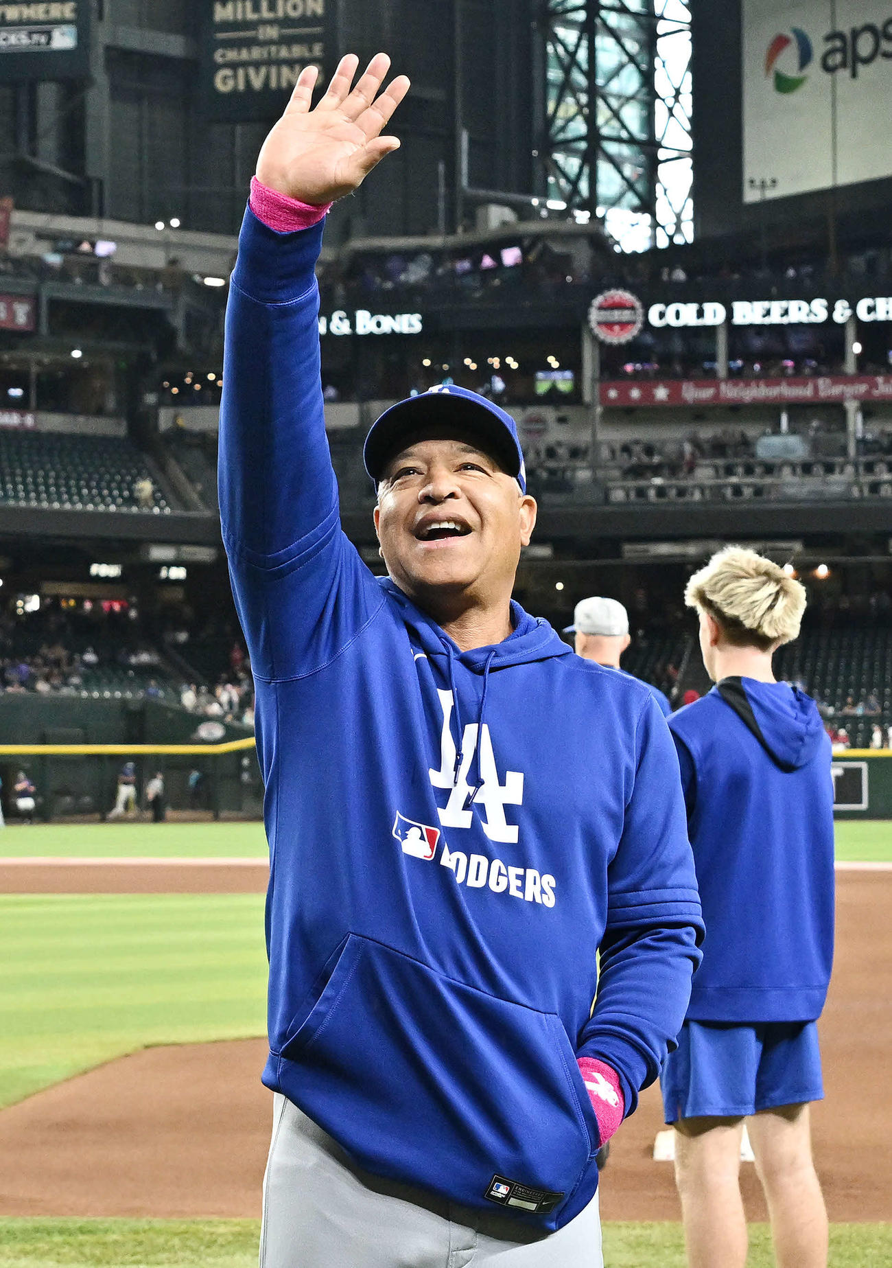 ダイヤモンドバックス対ドジャース　母の日にちなみピンク色のリストバンドをつけるドジャース・ロバーツ監督（撮影・滝沢徹郎）