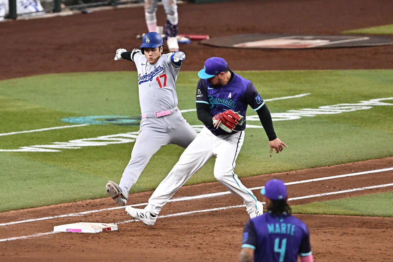 ダイヤモンドバックス対ドジャース　9回表ドジャース無死、大谷（左）は一ゴロに倒れる。投手カスティーヨ（撮影・滝沢徹郎）