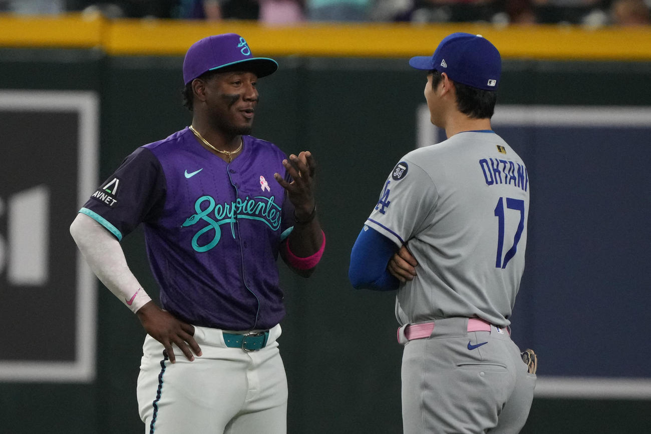 ドジャース大谷翔平（右）は試合前にダイヤモンドバックス遊撃手ヘラルド・ペルドモと会話を交わした（ロイター）