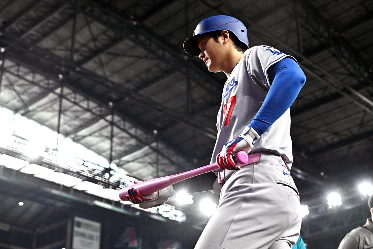ダイヤモンドバックス対ドジャース　母の日にちなみピンク色のバットを手に試合に臨むドジャース大谷（撮影・滝沢徹郎）