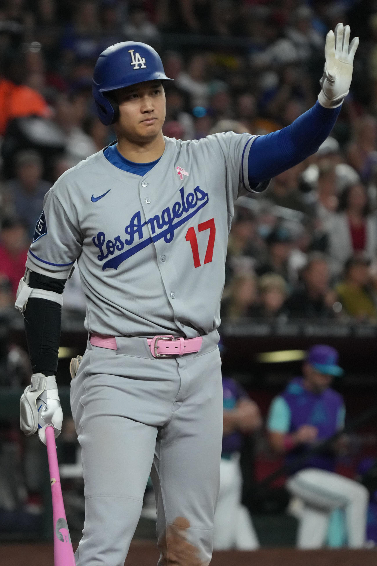 ドジャース大谷翔平はダイヤモンドバックス戦9回表、打席から同僚に向かって左手を上げた（ロイター）