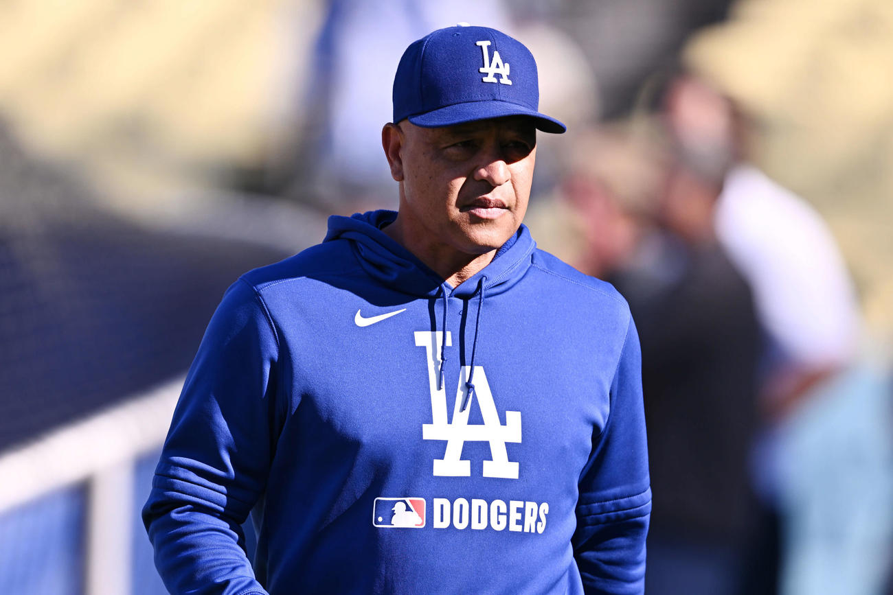 ドジャース対アスレチックス　試合前練習を見守るドジャース・ロバーツ監督（撮影・滝沢徹郎）