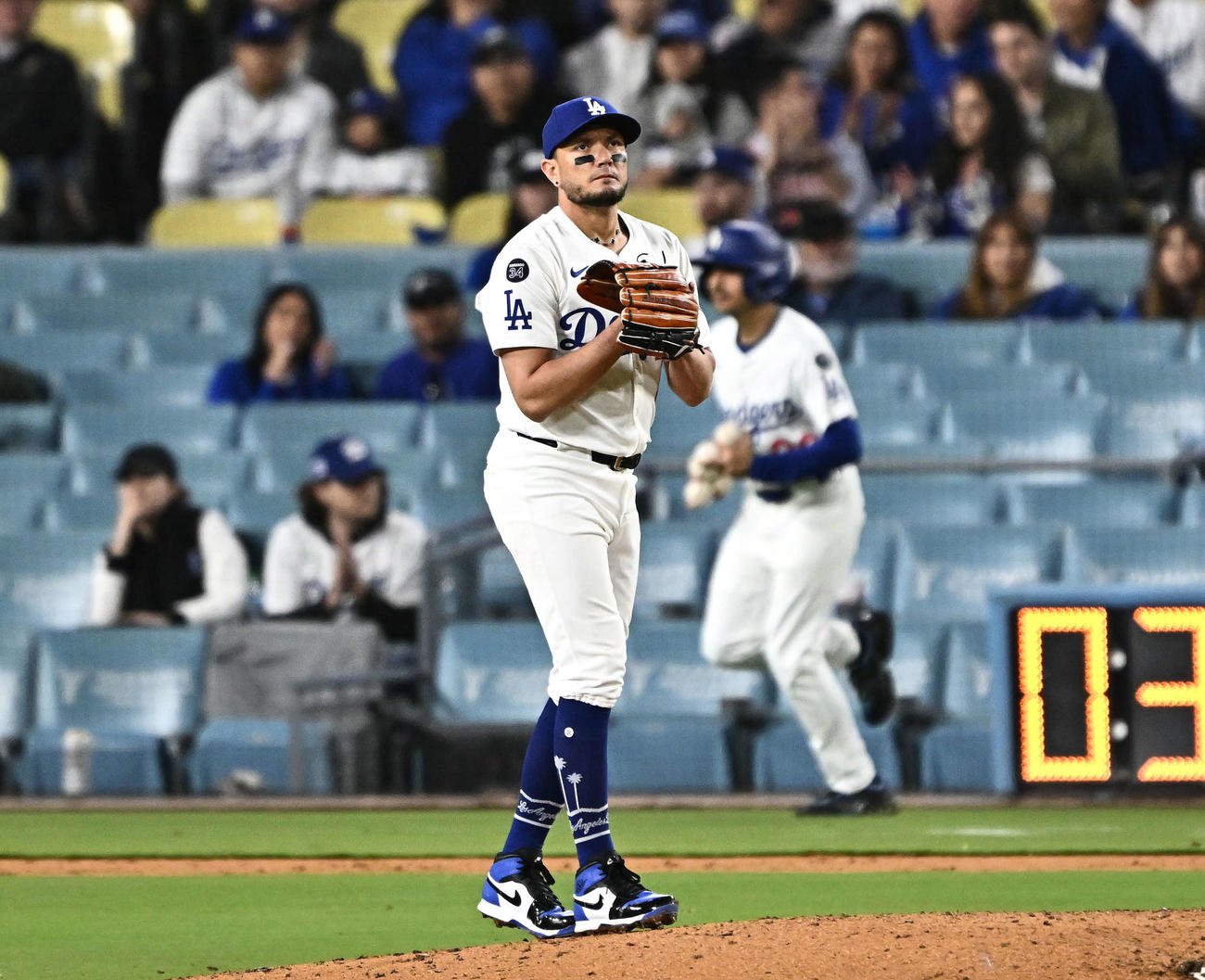 ドジャース対アスレチックス　9回表、ドジャース5番手で登板するロハス（撮影・滝沢徹郎）