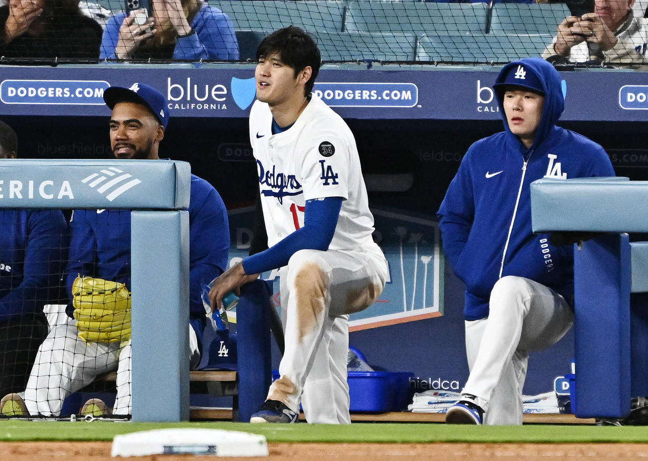 ドジャース対アスレチックス　9回表、ドジャース大谷（中央）は自身のグラブを借りて登板するロハスを見守る。左はT・ヘルナンデスと山本（撮影・滝沢徹郎）