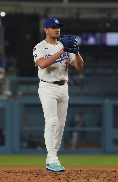 2025東京シリーズ限定ドジャース　ミゲル・ロハス選手オーセンティックモデル￼ 美女に囲まれるド軍野手に「落ち着け」 満面笑顔の交流が反響「最高の