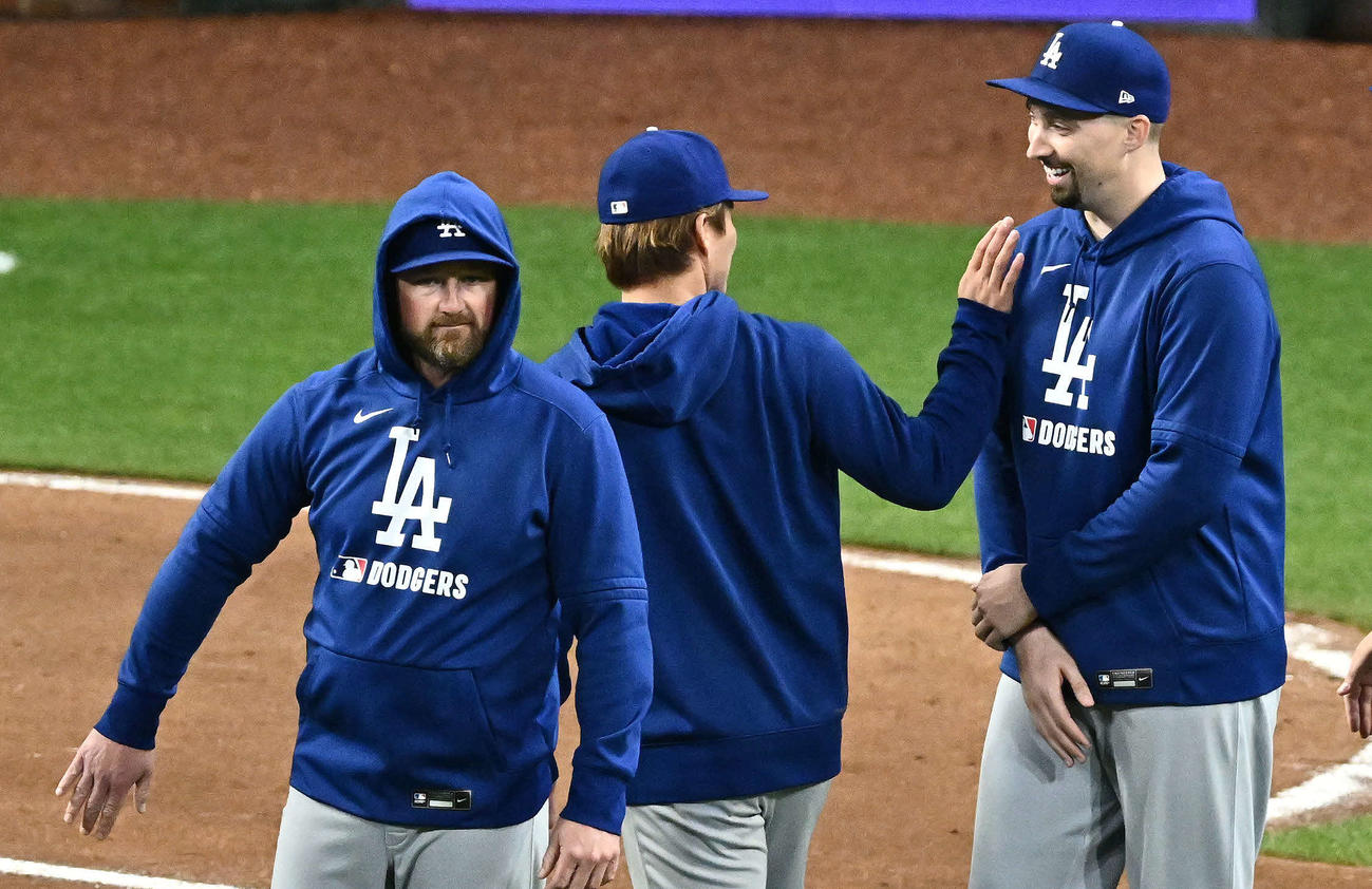 2025年5月2日、ブレーブス対ドジャース　試合後、ナインを迎えにグラウンドに出た勝利投手のドジャース山本（中央）はスネル（右）のいたずらにツッコミを入れる