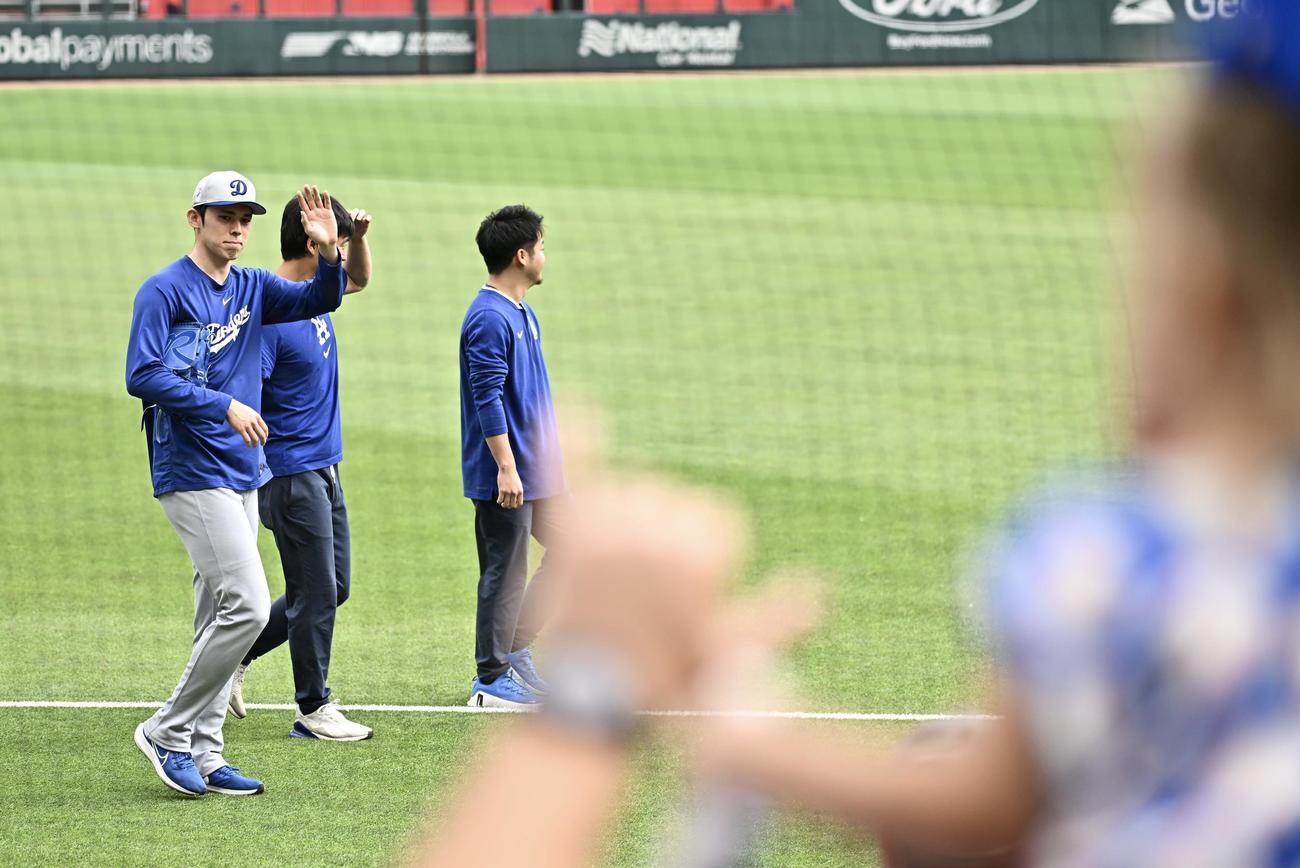 ブレーブス対ドジャース　メジャー初勝利から一夜明け、ファンの祝福に応じるドジャース佐々木（撮影・滝沢徹郎）