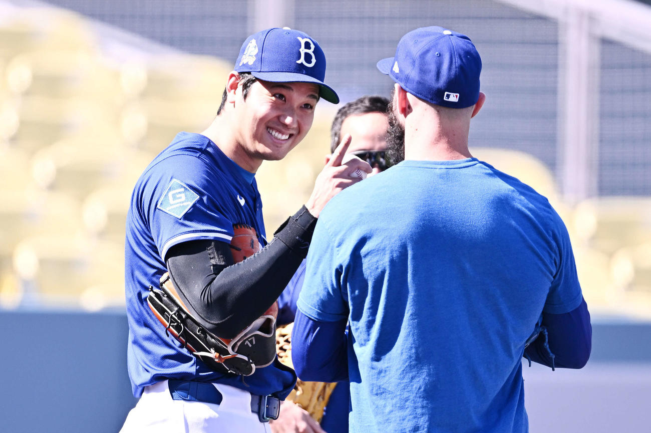 ドジャース対アスレチックス　試合前練習でチームメートと談笑するドジャース大谷（左）（撮影・滝沢徹郎）