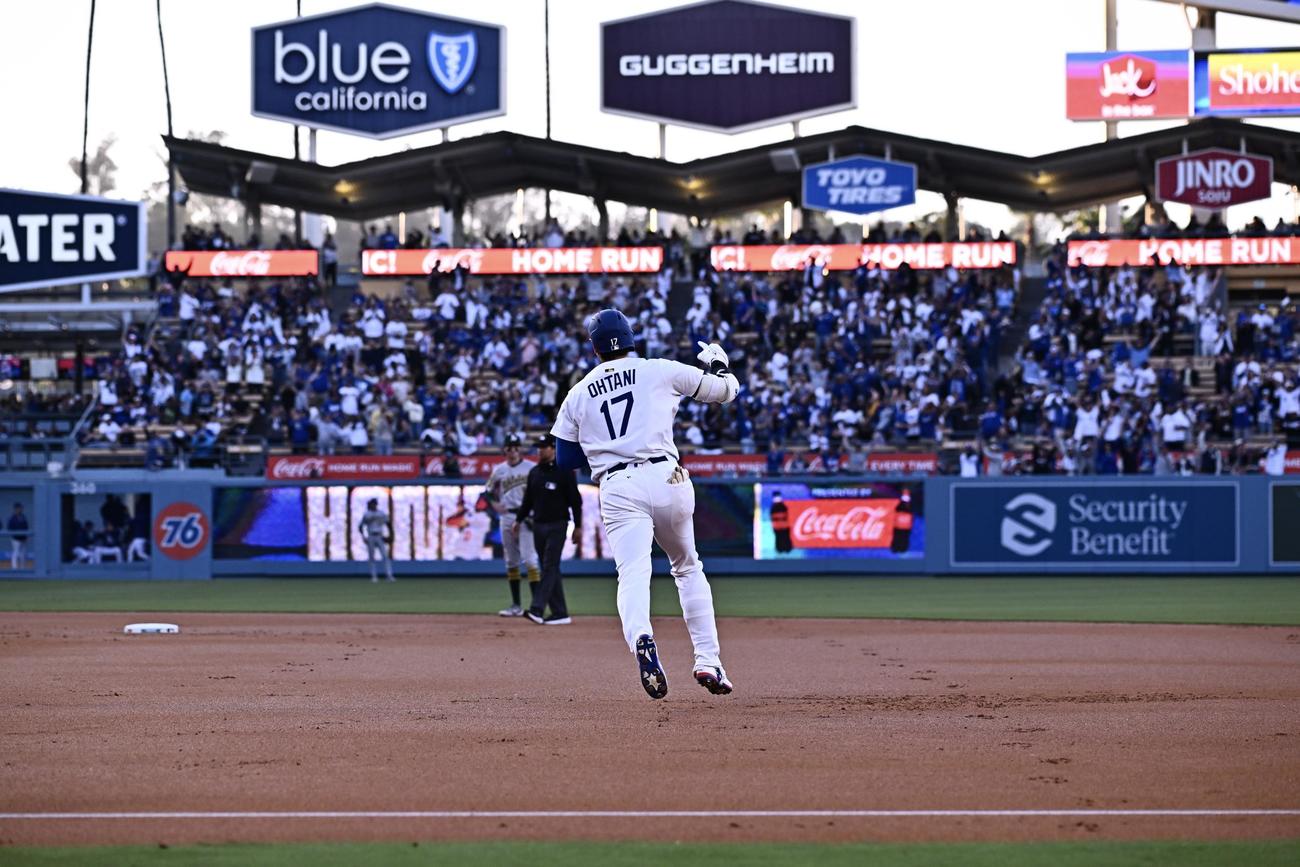 ドジャース対アスレチックス　1回裏ドジャース無死、大谷は先制ソロ本塁打を放ちダイヤモンドを1周する（撮影・滝沢徹郎）