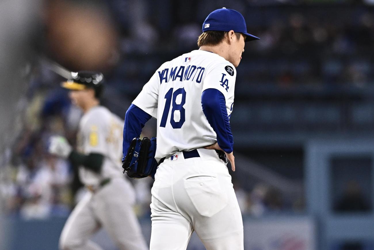 ドジャース対アスレチックス　3回表アスレチックス2死一塁、ソダーストロム（後方）に2点本塁打を許す山本（撮影・滝沢徹郎）