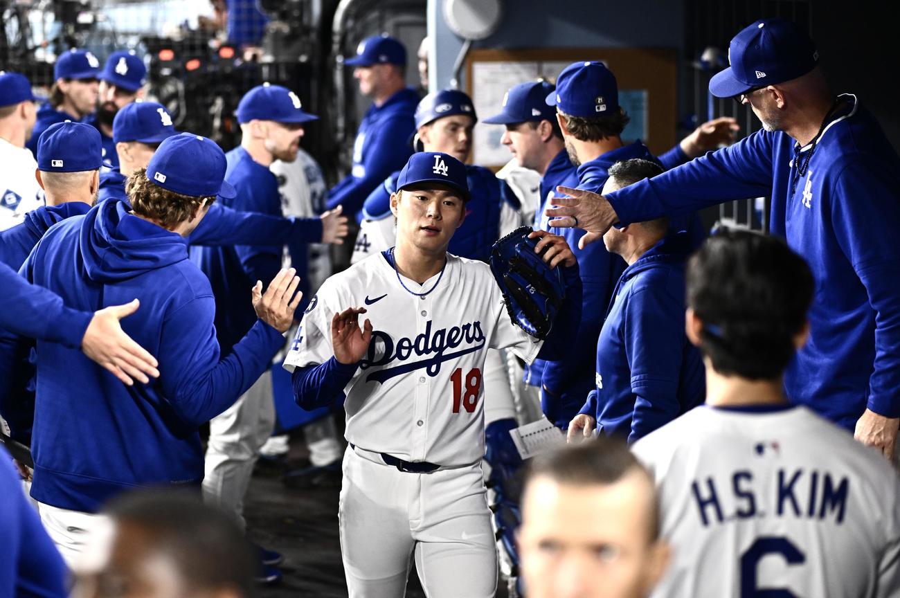 ドジャース対アスレチックス　6回表を投げ終えたドジャース先発の山本（中央）ベンチに戻りチームメートとタッチをかわす（撮影・滝沢徹郎）