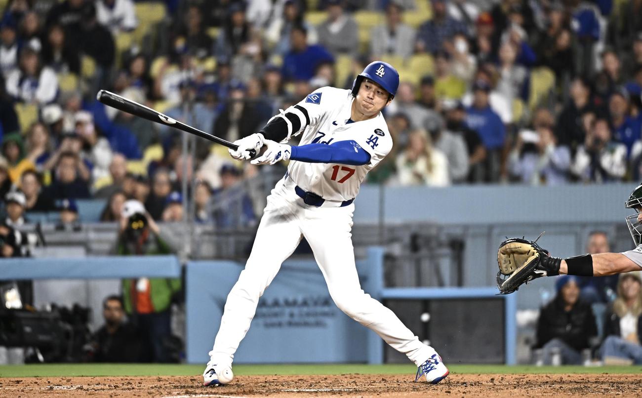 ドジャース対アスレチックス　6回裏ドジャース2死二塁、大谷は三塁内野安打を放つ（撮影・滝沢徹郎）