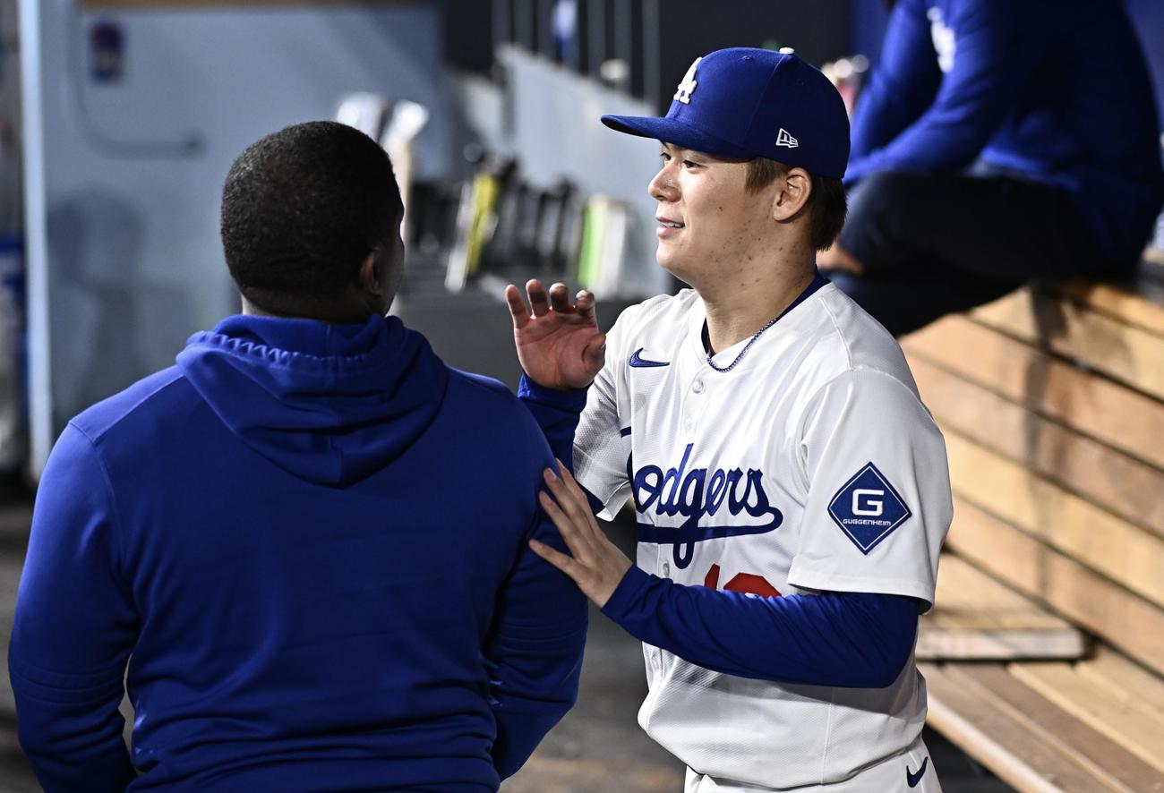 ドジャース対アスレチックス　ベンチでスタッフと談笑するドジャース先発の山本（撮影・滝沢徹郎）