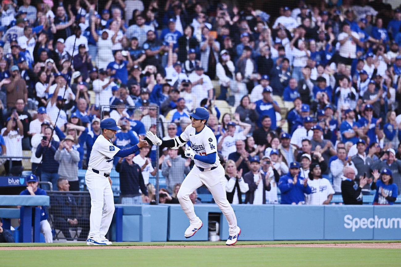 ドジャース対アスレチックス　1回裏ドジャース無死、大谷は先制右越えソロ本塁打を放ち三塁コーチとタッチをかわす（撮影・滝沢徹郎）