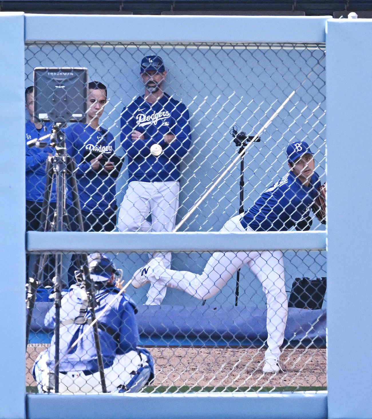 ドジャース対アスレチックス　試合前練習のブルペンで投球練習するドジャース大谷（撮影・滝沢徹郎）
