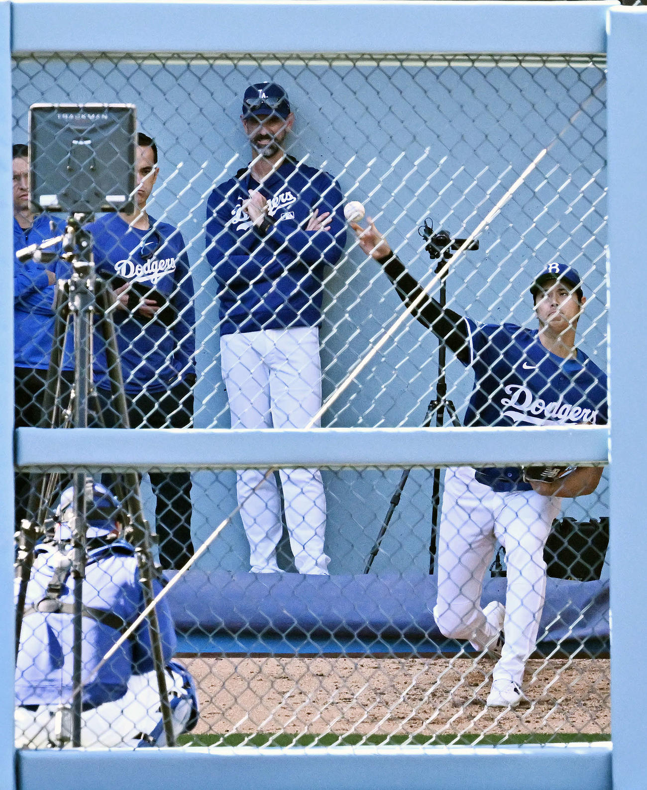 ドジャース対アスレチックス　試合前練習のブルペンで投球練習するドジャース大谷（撮影・滝沢徹郎）