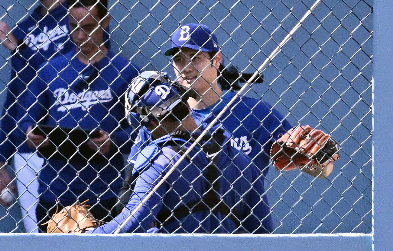 ドジャース対アスレチックス　試合前のブルペンの投球練習を終えたドジャース大谷は捕手とハグする（撮影・滝沢徹郎）
