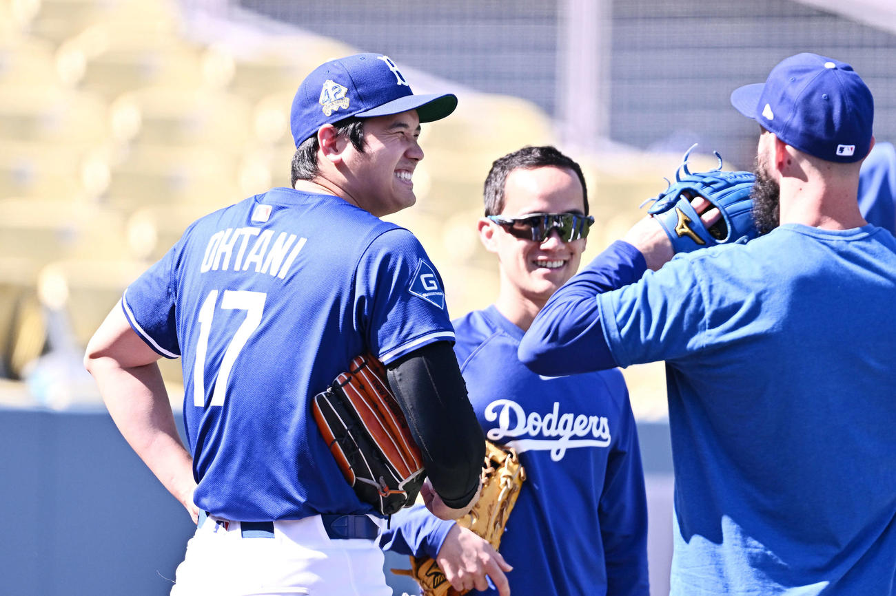 ドジャース対アスレチックス　試合前練習でチームメートと談笑するドジャース大谷（左）（撮影・滝沢徹郎）