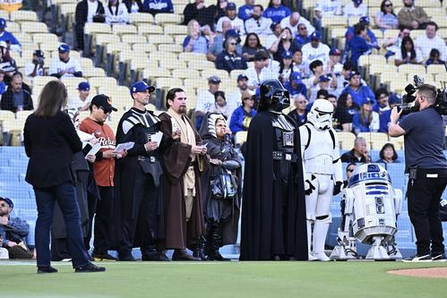 ドジャース対アスレチックス　スターウォーズナイトにちなみキャラクターにコスプレした人たち（撮影・滝沢徹郎）