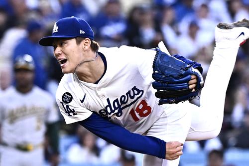 ドジャース対アスレチックス　声を出して投球するドジャース先発の山本（撮影・滝沢徹郎）