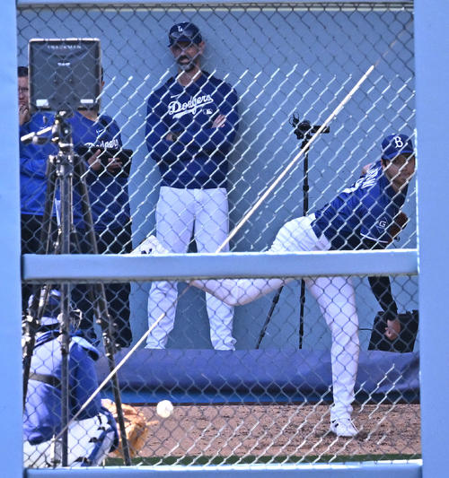 ドジャース対アスレチックス　試合前練習のブルペンで投球練習するドジャース大谷（撮影・滝沢徹郎）
