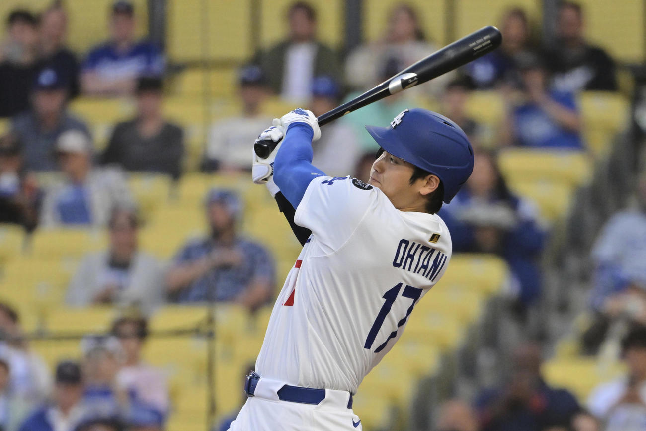 アスレチックス戦の第1打席でソロ本塁打を放ったドジャース大谷翔平（AP)