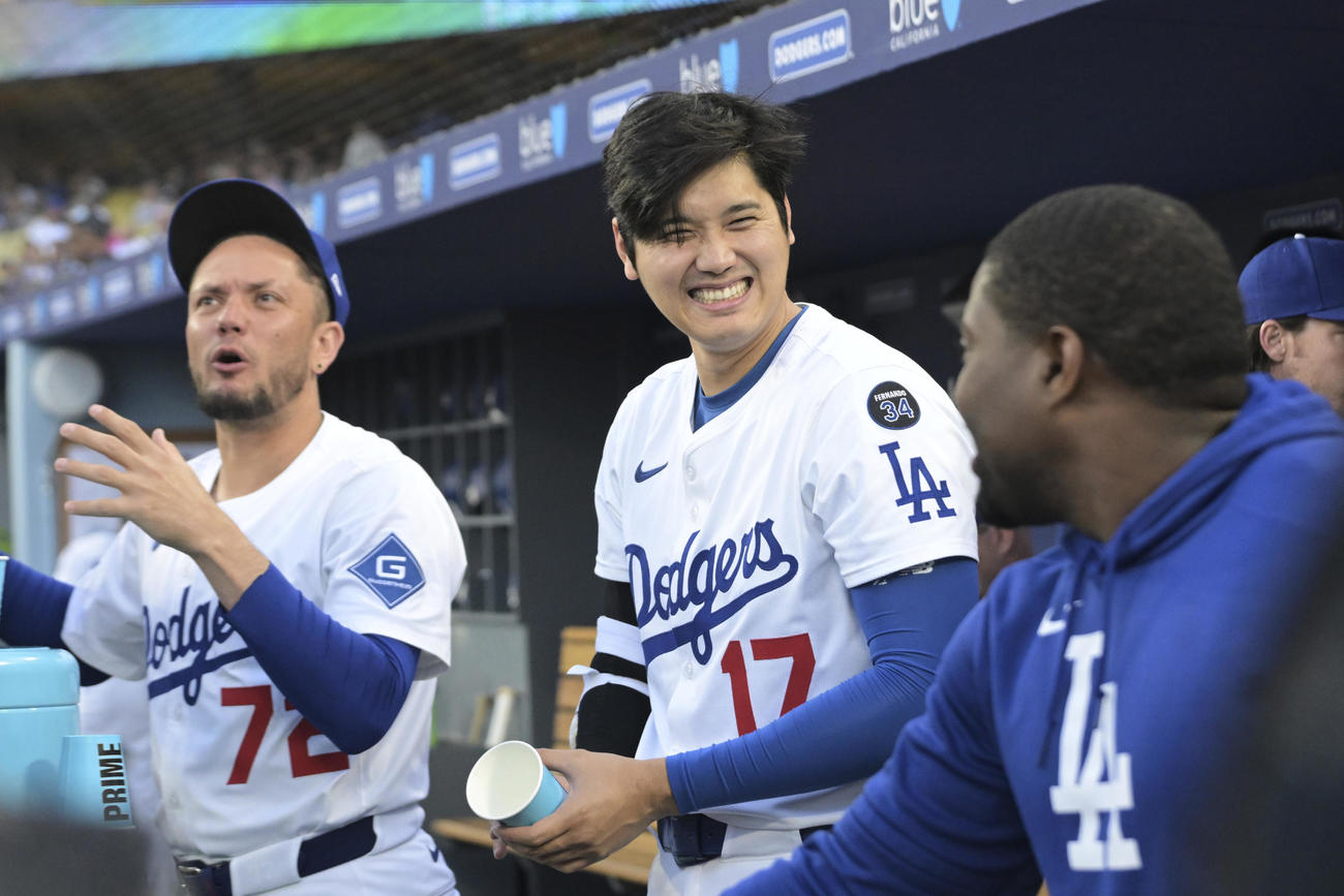 ドジャース大谷翔平はアスレチックス戦試合の合間、ベンチで同僚と笑顔で会話を交わした（AP)