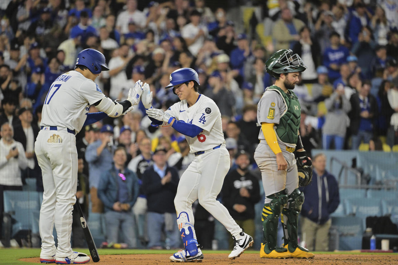 本拠地でメジャー初本塁打を放ったキム・ヘソン（右）は大谷翔平とやさしくハイタッチ（AP)