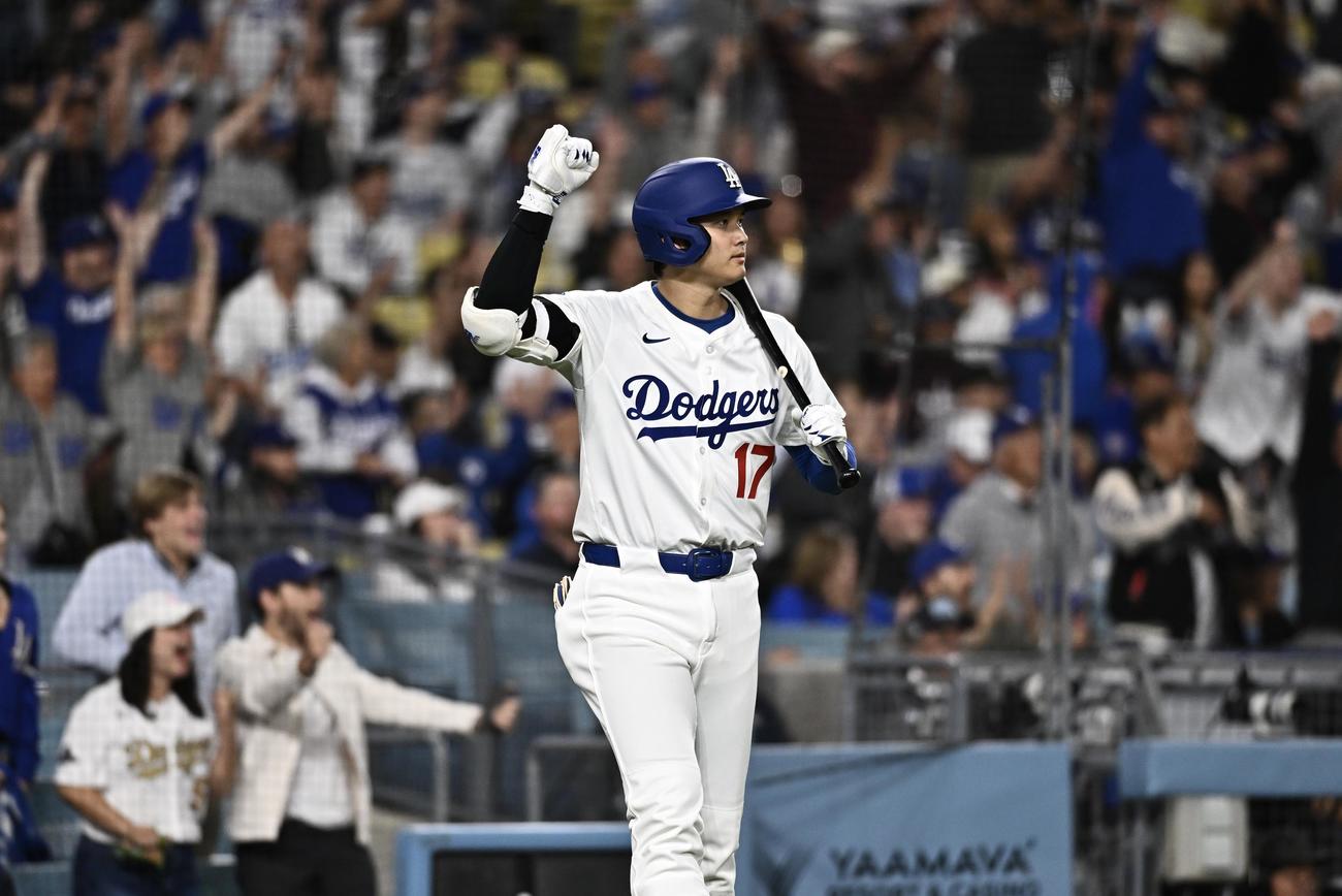 ドジャース対アスレチックス　5回裏ドジャース無死、金のソロ本塁打にガッツポーズする大谷（撮影・滝沢徹郎）