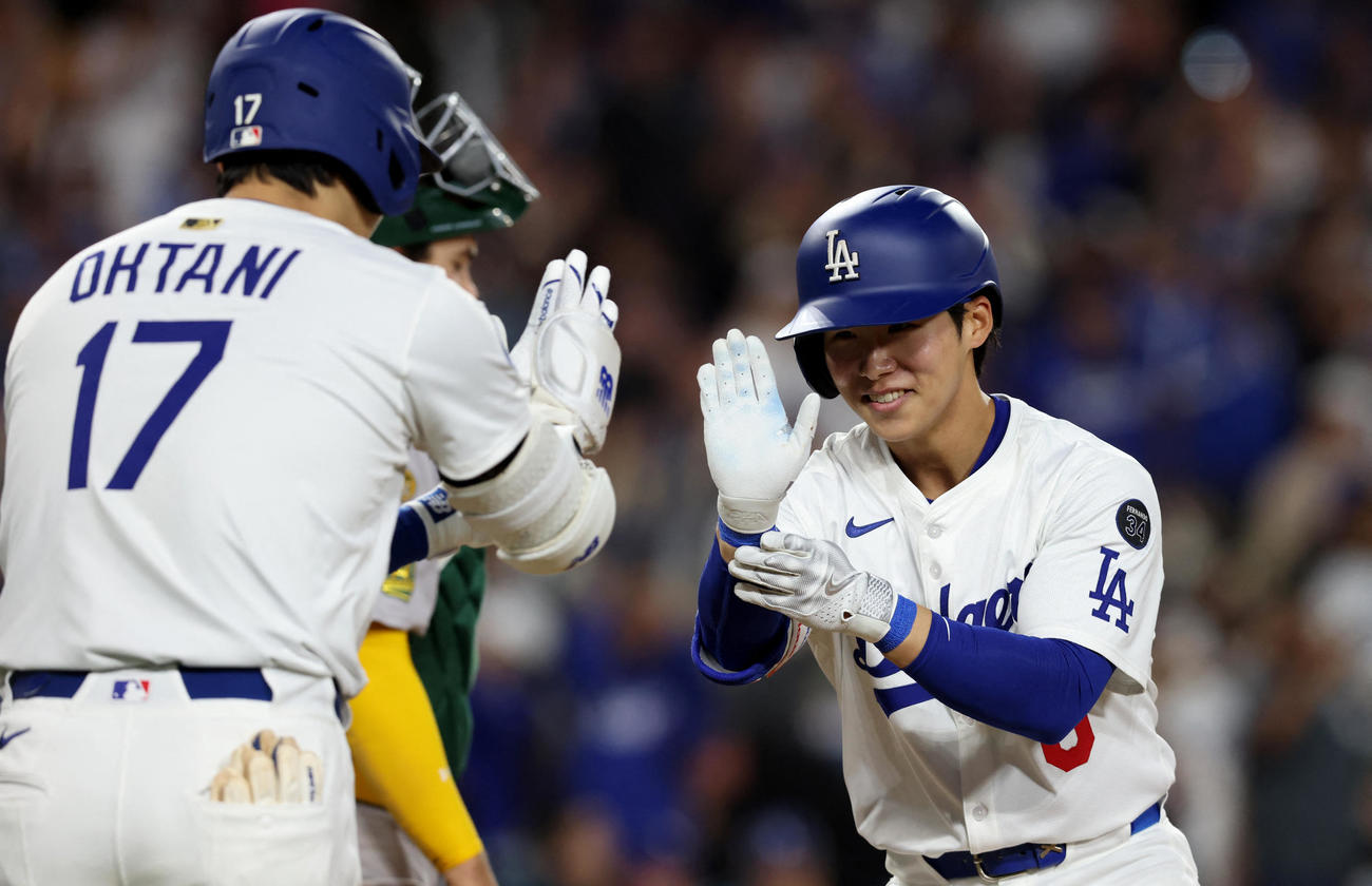 メジャー初本塁打を放ったドジャースのキム・ヘソン（右）は大谷翔平とやさしくハイタッチ（ロイター）