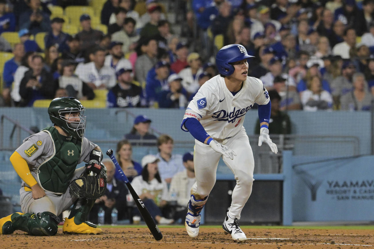 ドジャースのキム・ヘソンはメジャー初本塁打の打球の行方を見守った（AP)