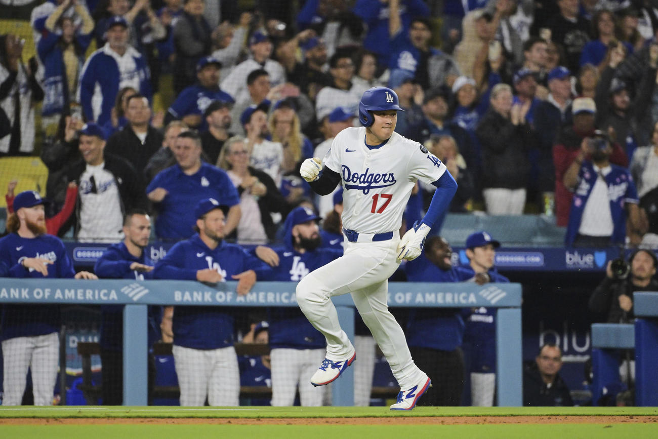 ドジャース大谷翔平はアスレチックス戦8回裏、ベッツの二塁打で本塁に向かって疾走する（AP)