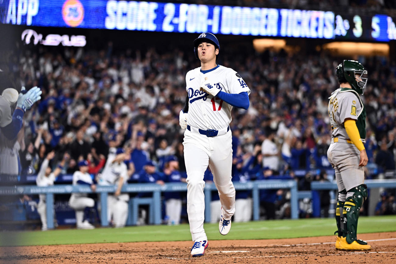 ドジャース対アスレチックス　8回裏ドジャース1死二塁、一塁走者大谷はベッツの2点適時二塁打で三塁を回る（撮影・滝沢徹郎）