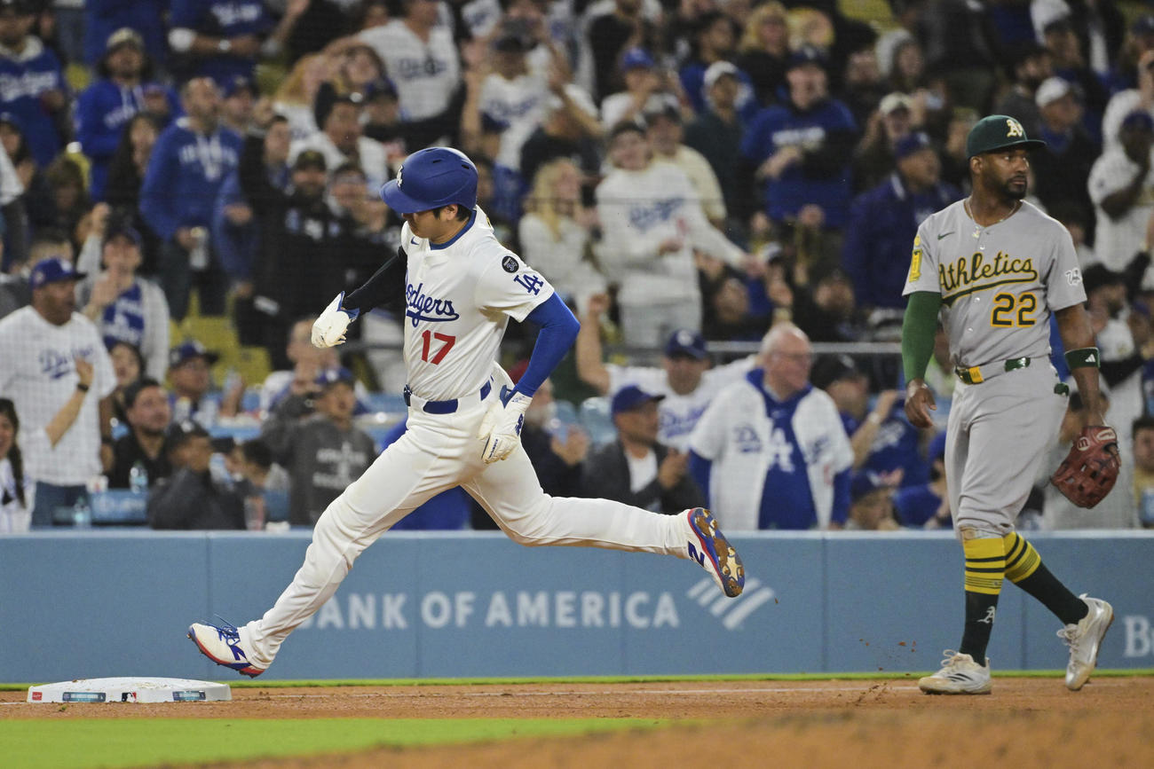 ドジャース大谷翔平はアスレチックス戦8回裏、ベッツの二塁打で本塁に向かって疾走する（AP)