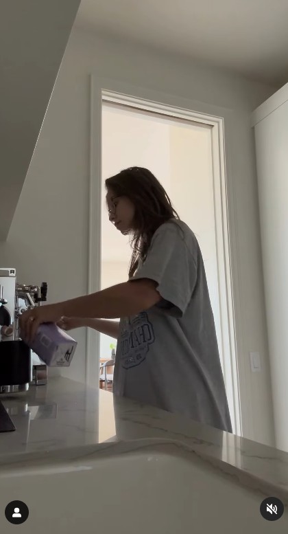 インスタグラムに動画をアップした目覚めのコーヒーを用意するブローク・フレッチャーさん