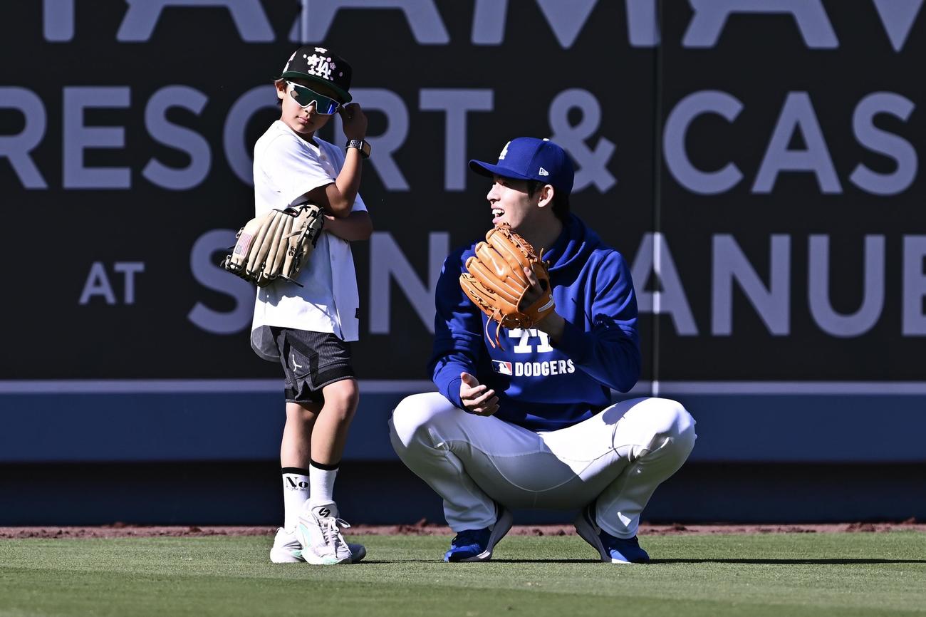 ドジャース対アスレチックス　試合前練習で子供と話すドジャース佐々木（撮影・滝沢徹郎）